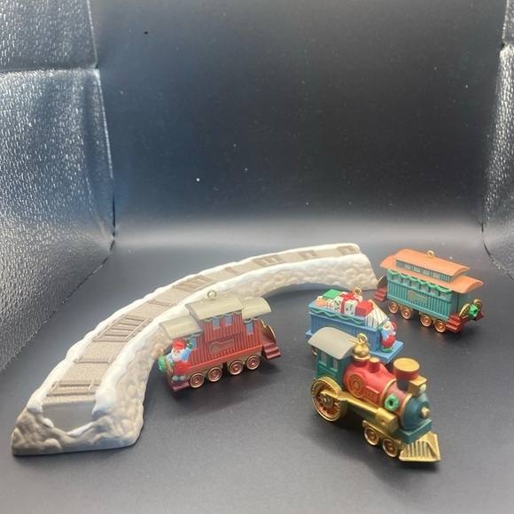 5 PC IN BOXES HALLMARK ORNAMENT TRAIN SET CLAUS & CO R.R. 1991 w Train Trestle - Picture 12 of 12